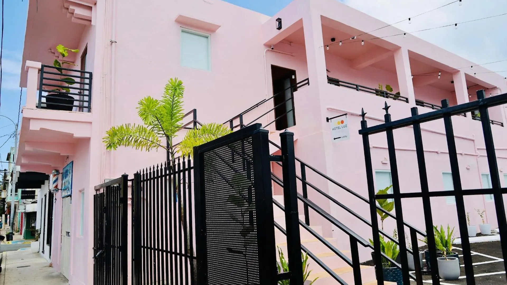 Room 8 Colorful Crash Pad Near Cerra Art San Juan Hotel